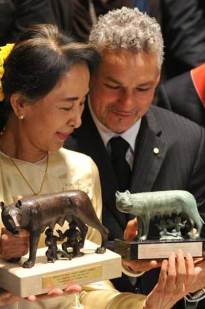 In occasione della cerimonia per la consegna della cittadinanza onoraria alla presidente del Myanmar Aung San Suu Kyi, in Campidoglio, il Premio Nobel per la Pace ritira il Premio Roma per la Pace e l&#39;Azione Umanitaria, che nel 2007  le venne conferito per l&#39;impegno pacifico e non violento che da anni profonde a favore della libert, la democrazia e i diritti umani del popolo birmano. Il riconoscimento venne   ritirato al suo posto da Roberto Baggio,che lei stessa indic  come suo rappresentante. 